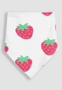 Biały bawełniany śliniak w kształcie trójkąta, ozdobiony czerwonym wzorem truskawek z zielonymi liśćmi, wykończony miękką tkaniną na brzegach.