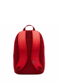 Zaino rosso con tessuto imbottito, spallacci ergonomici, manico superiore e tasca laterale con zip. Presenta una superficie testurizzata e linee pulite.