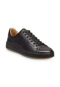 Baskets en cuir noir avec un bout rond, des détails texturés et une doublure intérieure marron. Elles sont équipées de lacets noirs et d'une semelle en caoutchouc avec un léger profil.