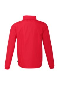 Rote wasserdichte Jacke mit langen Ärmeln, kragenlosem Hals, elastischen Bündchen und einer schlichten Textur ohne sichtbare Verschlüsse oder Muster.