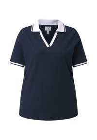 Marineblå polo med korte ærmer, hvid krave og V-hals med sort- og hvidstribet kant på krave og ærmekanter.