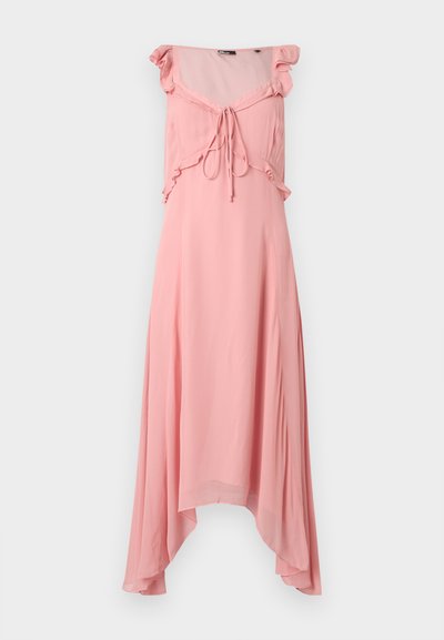Ροζ ασύμμετρο αμάνικο φόρεμα με βολάν στο ντεκολτέ και δέσιμο μπροστά, ελαφρύ ρέον ύφασμα, μήκος μέχρι τη μέση του μηρού.