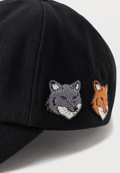 Μαύρο καπέλο με κεντημένα μπαλώματα κεφαλιού γκρι λύκου και πορτοκαλί αλεπούς στο πλάι.