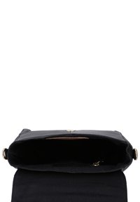 Svart läder crossbody-väska med en strukturerad yta, magnetknäppning och innerficka. Öppnas till en rymlig, fodrad inredning.