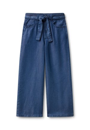 Niebieskie dżinsy o wysokim stanie i szerokich nogawkach, z przednimi kieszeniami i dopasowanym paskiem z tkaniny zawiązanym w talii.