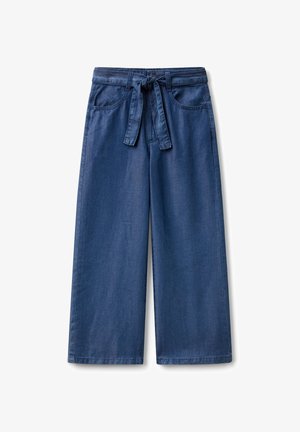 Niebieskie dżinsy o wysokim stanie i szerokich nogawkach, z przednimi kieszeniami i dopasowanym paskiem z tkaniny zawiązanym w talii.