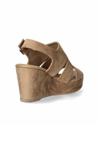 Sandali wedge in suede color nocciola con tacco alto e spesso, punta aperta e design a cinturino incrociato dotato di una fibbia alla caviglia regolabile.
