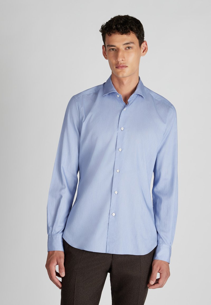 Helles blaues Langarmhemd mit Button-down-Kragen, aus glattem Stoff gefertigt, mit einem subtilen strukturierten Muster und weißen Knöpfen.