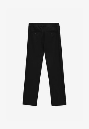 Czarne spodnie o gładkiej fakturze, z elastycznym paskiem w talii oraz dwiema tylnymi kieszeniami z zapięciami na guziki.