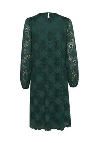 Grön spetsklänning med långa ärmar, som har ett blommönster och en nyckelhålsskedja på ryggen. Vågig fåll. Modellens längd når till knäna.