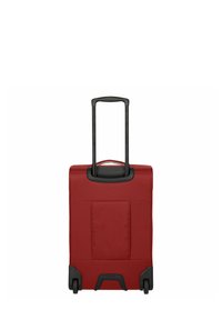 Maleta de ruedas roja con carcasa dura, mango negro retráctil y dos ruedas negras. Presenta una superficie texturizada y costuras verticales.