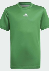 Zelené sportovní tričko vyrobené z texturované tkaniny. Má krátké rukávy, kulatý výstřih a bílé logo Adidas na hrudi.