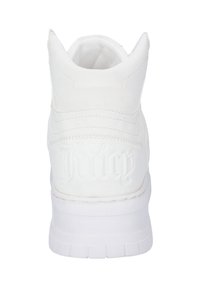 Sneaker high-top bianco in pelle con logo "Juicy" in rilievo, tallone rinforzato e dettagli di cucitura testurizzati.