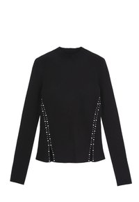Pull noir côtelé à manches longues avec col montant et détails en clous argentés sur les côtés. Tissu texturé avec une coupe cintrée.