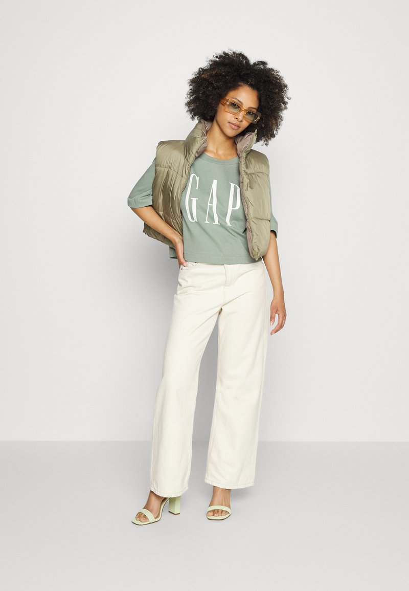 Damen T-Shirts | GAP Petite FASHION LOGO TEE T-Shirt print gasoline green/schwarz - YP89996 Damen T-Shirts | GAP Petite FASHION LOGO TEE T-Shirt print gasoline green/schwarz - YP89996