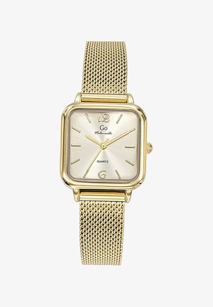 Montre carrée ton or avec bracelet en maille, cadran minimaliste affichant 10h10, et texte "Go Mademoiselle Quartz" sur le cadran.