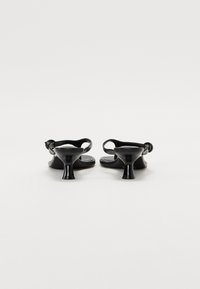 Call it Spring LOLLAA - Sandale s remenom u obliku slova T - black