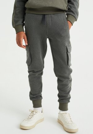 Graue Sweatpants mit Cargo-Taschen, elastischem Bund und Bündchen. Hergestellt aus weichem Material, mit einem Kordelzug und Seitenstichen.