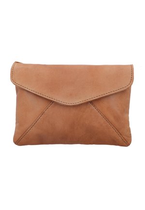 Tan læderkuvert-stil clutch taske med syede kanter og en flaplukning på en hvid baggrund.