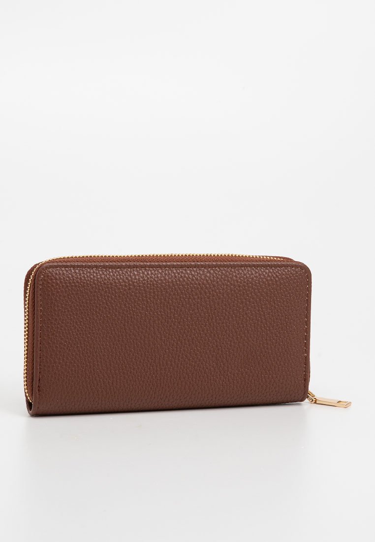 Portafoglio in pelle marrone con finitura texturizzata, chiusura a zip perimetrale e accessori in tonalità oro. Forma rettangolare, design compatto.
