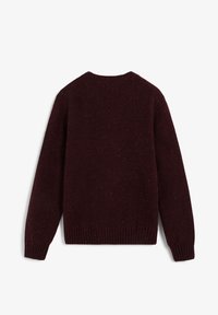 Dunkelrot gestrickter Pullover mit langen Ärmeln, Rundhalsausschnitt und gerippten Bündchen und Saum, von hinten auf einem weißen Hintergrund gezeigt.