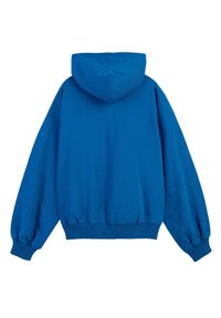 Niebieska bluza z kapturem, z oversize'owymi rękawami, ribbowanymi mankietami i dołem oraz gładką teksturą materiału. Widok z tyłu ukazuje prosty design bez dodatkowych akcentów.