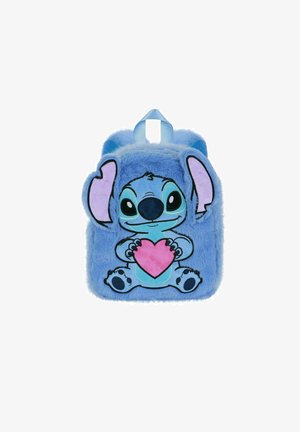 Mochila de felpa azul con un personaje de dibujos animados que sostiene un corazón rosa; tiene orejas grandes, textura suave y correas duraderas.