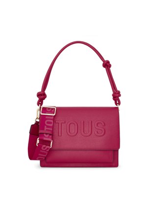 Sac à main en cuir magenta avec logo "TOUS" embossé, anse supérieure nouée et une bandoulière avec un logo répété dans une teinte plus claire.