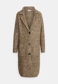 Kabát z texturované vlny v hnědých a béžových tónech. Má klopový límec, přední knoflíky a dvě náprsní kapsy. Navržen pro pohodlný střih.