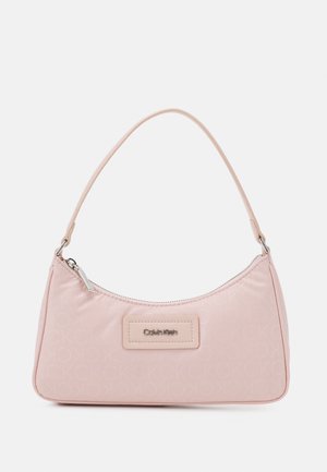 Sac à épaule Calvin Klein rose clair avec une bandoulière unique, fermeture éclair et un motif de logo subtil embossé.