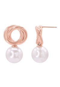Boucles d'oreilles en or rose avec un design supérieur en spirale et une grande goutte de perle blanche lisse. La texture est polie avec une finition brillante.