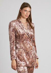 Dubbel gefacetteerde blazer in een gemarmerd rozen- en bruinkleurenpatroon, vervaardigd uit fluwelen stof met gekartelde revers en twee voorzakken.