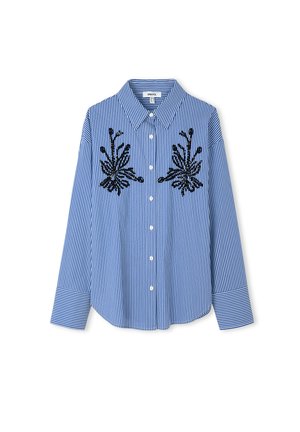 Blauw-wit gestreept shirt met lange mouwen, kraag, knopen aan de voorkant en zwarte bloemenborduursel op de borst.