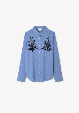 Blauw-wit gestreept shirt met lange mouwen, kraag, knopen aan de voorkant en zwarte bloemenborduursel op de borst.