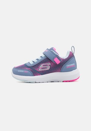 La chaussure présente un dessus en mesh bleu et rose, une semelle en caoutchouc blanche, une sangle ajustable et un col rembourré avec un détail de logo sur le côté.
