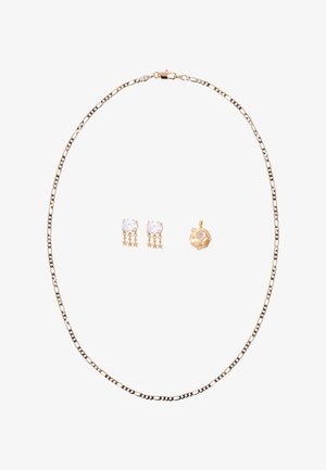 Goldene Halskette mit einem Paar goldener Ohrringe, die hängende Sterne und einen runden goldenen Anhänger mit kleinen eingebetteten Kristallen zeigen.