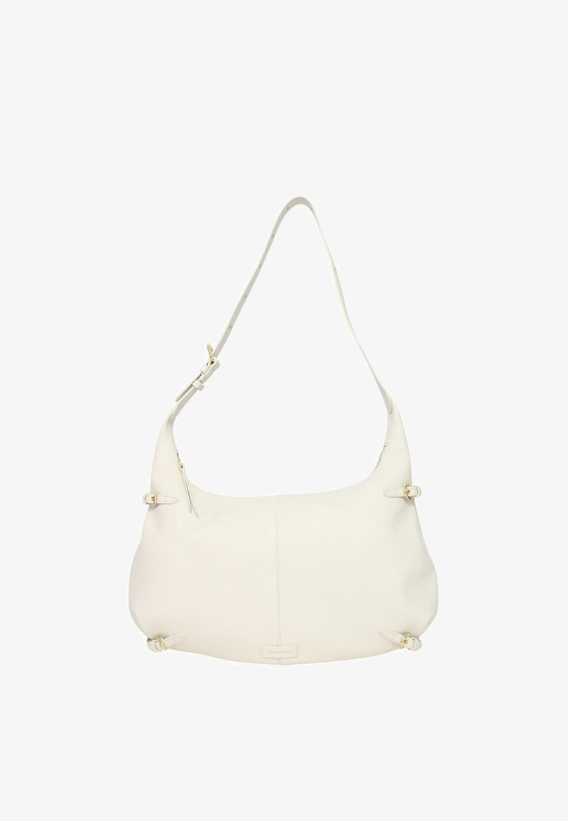 Borsa a spalla in pelle bianca con forma curva, tracolla regolabile e dettagli in metallo dorato. Texture liscia e dettagli di cucitura sottili.