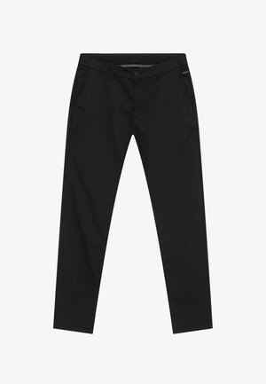 Melnas auduma bikses ar taisnu piegriezumu, priekšējām kabatām, rāvējslēdzēju ar pogas aizdari un nelielu zīmolu uz jostasvietas.