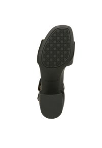 Zwarte Vionic sandaal met een gevoerd voetbed, een gestructureerde rubberen zool en verstelbare banddetails. Heeft een brede hak en een gladde afwerking.