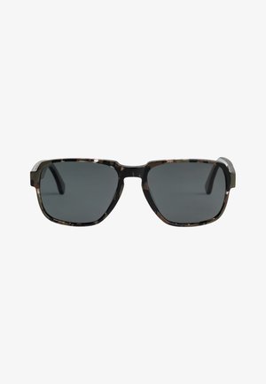 Gafas de sol con una forma rectangular que presentan una lente de color gris oscuro y un marco con un patrón en marrón y negro, exhibiendo detalles metálicos en las patas.