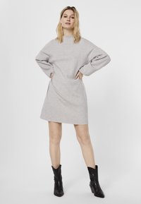 Vero Moda VMNANCY FUNNELNECK NOOS - Stickad klänning - light grey melange