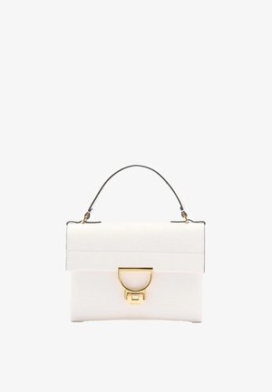 Sac à main en cuir blanc avec une poignée supérieure et une fermeture en métal doré sur le rabat avant.