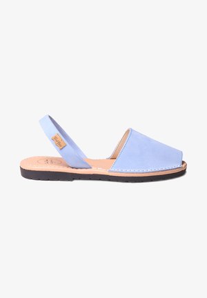 Lichtblauwe suède slingback sandaal met een platte zwarte rubberen zool, open teen en een beige voetbed. Heeft een zichtbare stiknaadaccent.