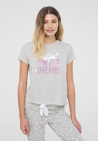 Set di pigiama in cotone grigio composto da una maglietta a maniche corte con una grafica "Sweet Dreams" e bordi a scallop, abbinata a pantaloni con motivo a cuori.