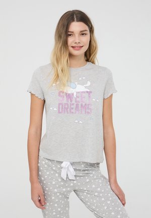 Set di pigiama in cotone grigio composto da una maglietta a maniche corte con una grafica "Sweet Dreams" e bordi a scallop, abbinata a pantaloni con motivo a cuori.
