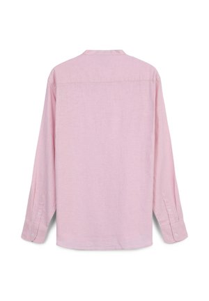 Chemise rose à manches longues avec col, poignets à boutons et texture lisse. Le dos présente un design simple et uni, sans motifs.