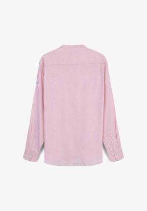 Chemise rose à manches longues avec col, poignets à boutons et texture lisse. Le dos présente un design simple et uni, sans motifs.