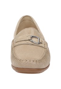 Beige instappers met een gestructureerde bovenkant, leren accenten en een decoratieve zilveren gesp. Rond neus en gestikte details, aangevuld met een bruine zool.