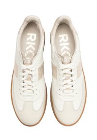 Białe skórzane sneakersy z beżowymi zamszowymi akcentami, okrągłym noskiem, płaską gumową podeszwą oraz fakturowanym wykończeniem po bokach i na języku.