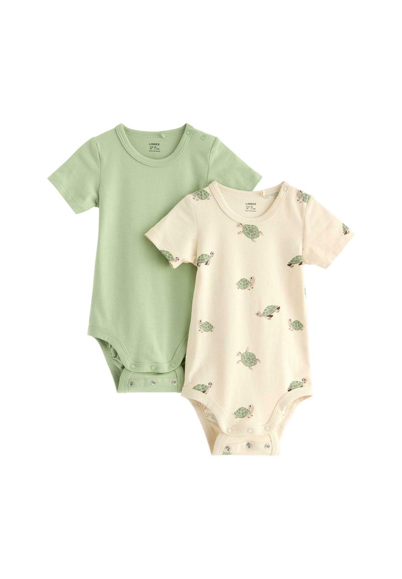 Deux bodies pour bébé : un vert clair, l'autre crème avec un motif de tortue. Les deux disposent de manches courtes, de pressions en bas et sont en coton doux.